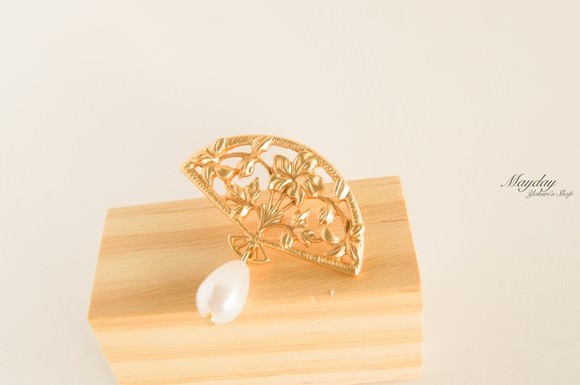 ピンクの桜が満開な和風の扇子、パール付き